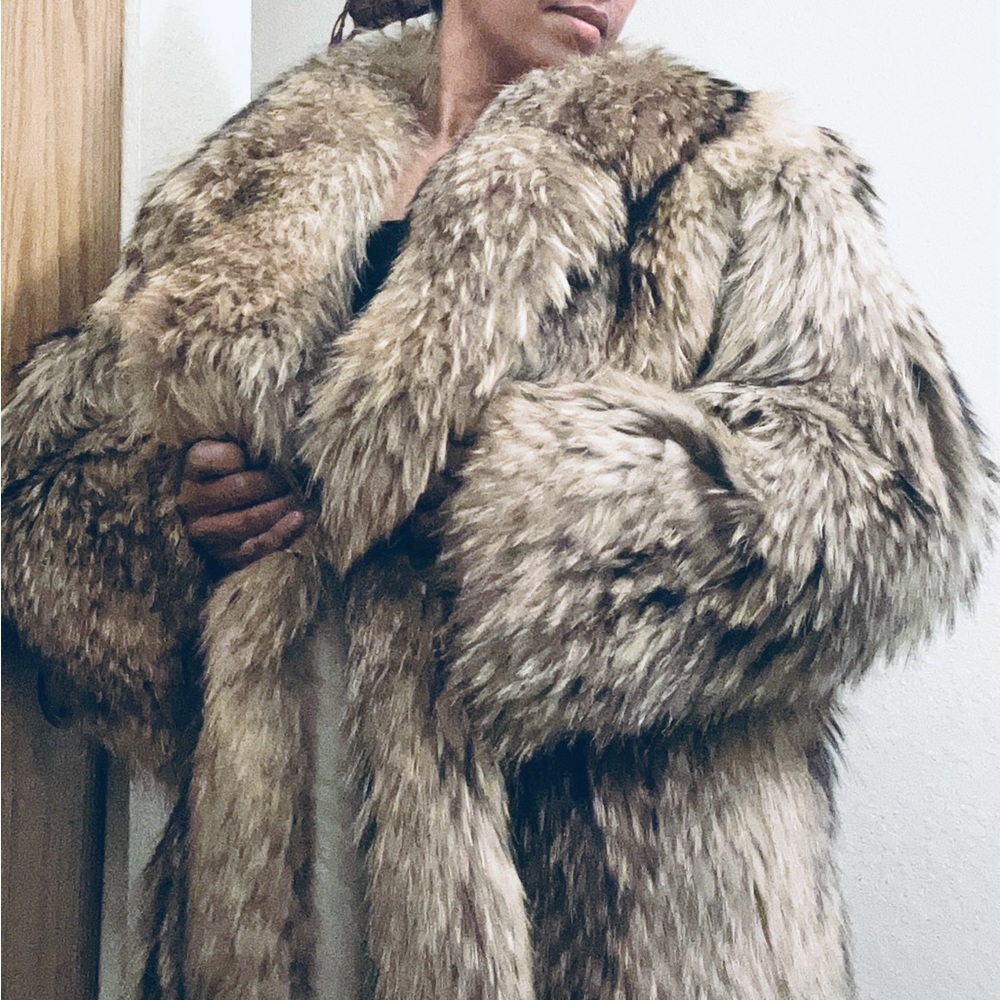 Sex and the City - Carrie Bradshaw- Genuine Tanuki Racoon Fur Coat by SFC - Picture 3 of 9